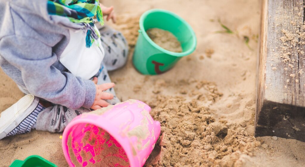 砂遊びをする子
