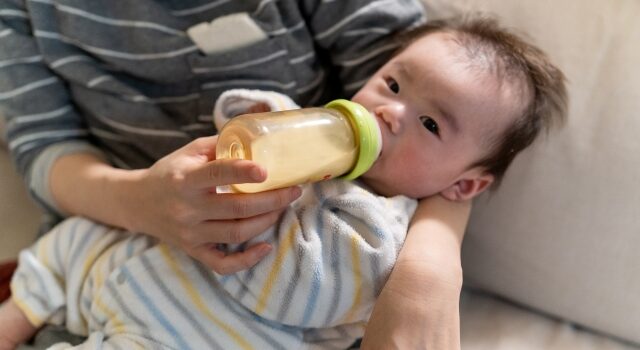 ミルクを飲む　赤ちゃん